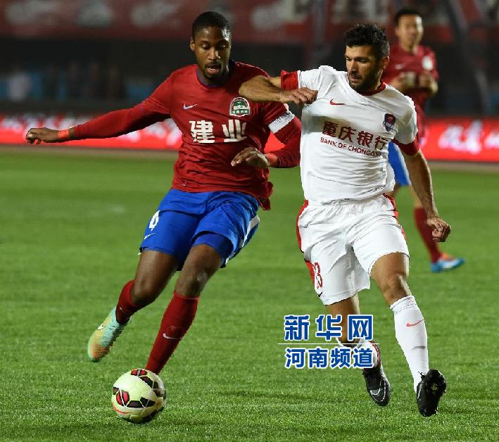 河南建業(yè)隊(duì)隊(duì)員戈麥斯（左）與重慶力帆隊(duì)隊(duì)員吉利奧蒂在比賽中拼搶。