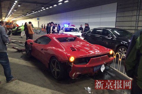 一輛蘭博基尼與一輛法拉利發(fā)生事故，現(xiàn)場狀況慘烈