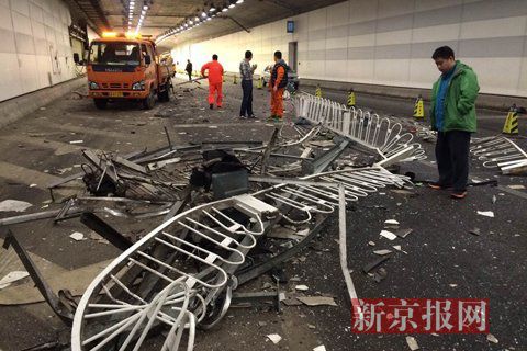 一輛蘭博基尼與一輛法拉利發(fā)生事故，現(xiàn)場狀況慘烈