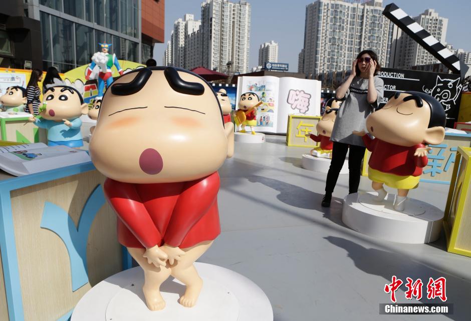 4月22日，游客參觀蠟筆小新特展?！跋灩P小新25周年紀(jì)念特展”日前在北京開展