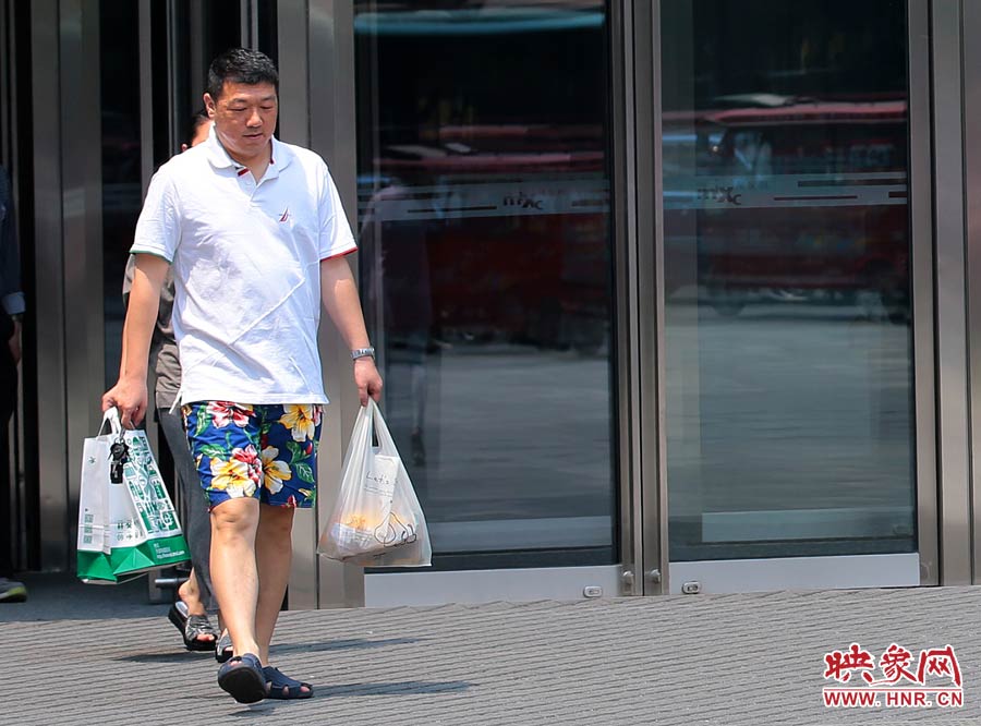 褲頭、T恤的裝束依然提前入夏