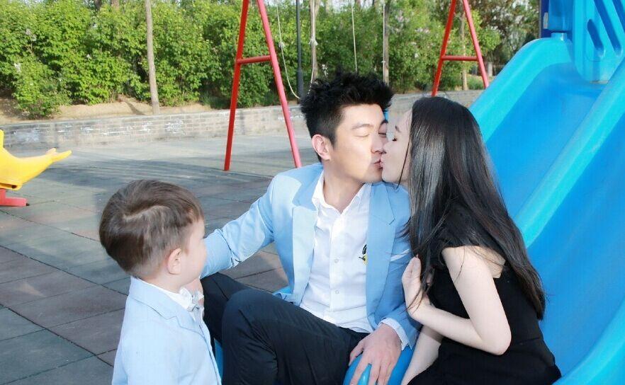 霍思燕與老公親吻,兒子看呆?；羲佳喔窖?“超級(jí)愛你們!520快樂!”