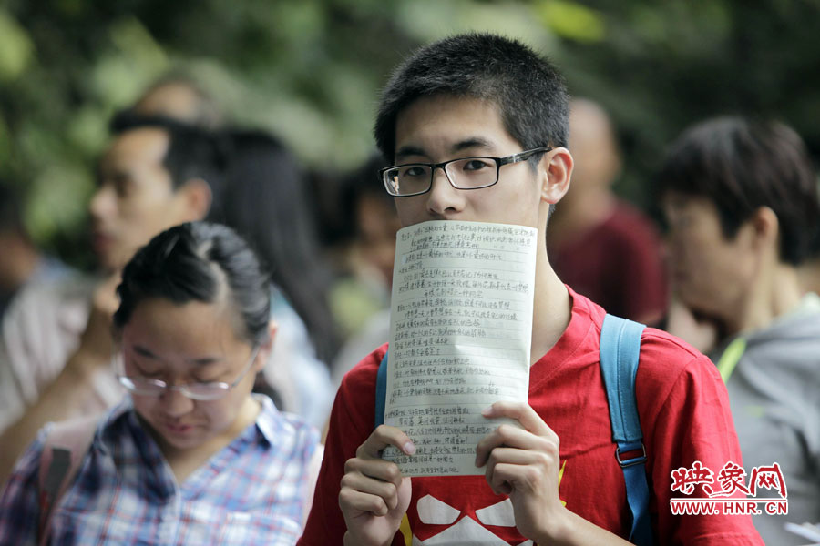 鄭州回中考點(diǎn)，等候入場(chǎng)的考生