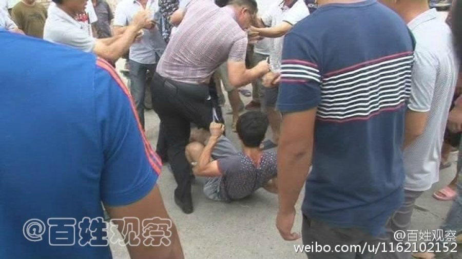 河南老板拖欠工人工資 遭圍堵當眾被扒褲子 河南老板拖欠工人工資 遭圍堵當眾被扒褲子