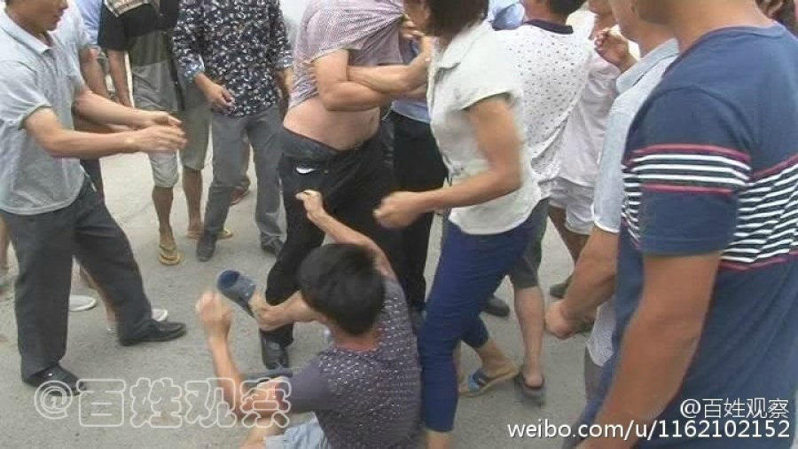 河南老板拖欠工人工資 遭圍堵當眾被扒褲子 河南老板拖欠工人工資 遭圍堵當眾被扒褲子
