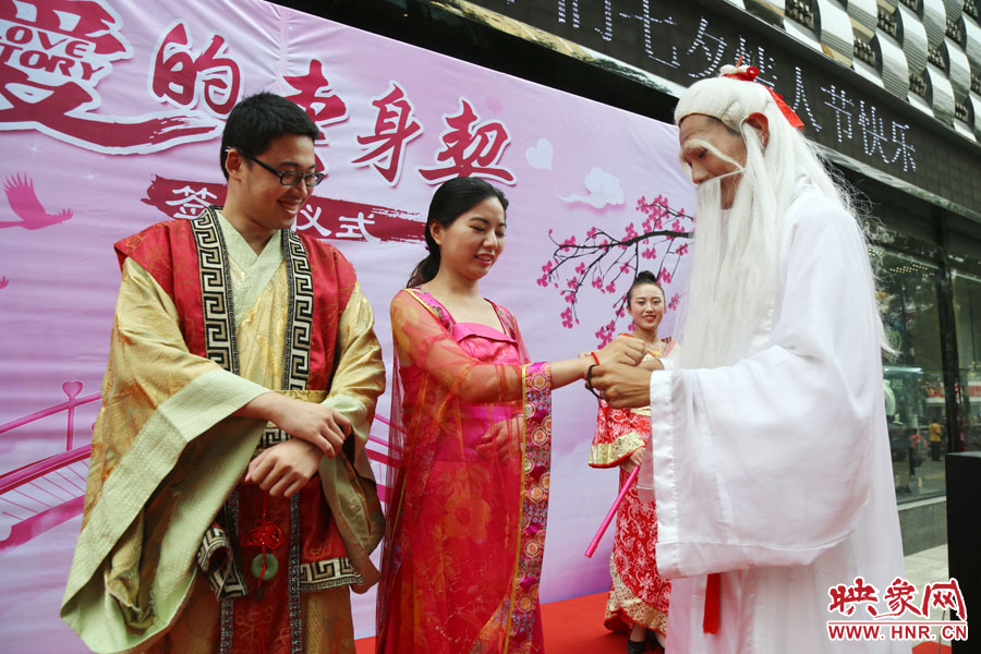 “月老”為每對(duì)情侶綁定“愛(ài)你一輩子”情侶手鏈。