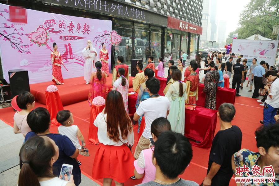 活動(dòng)現(xiàn)場(chǎng)，聚集了大量圍觀群眾。