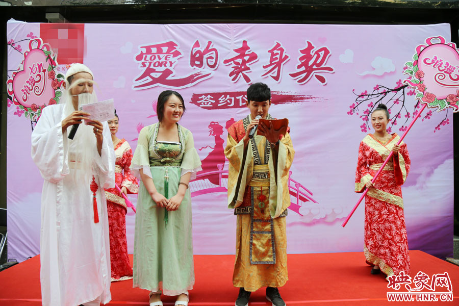 男子現(xiàn)場(chǎng)宣讀“賣(mài)身契”的內(nèi)容，讓大家作證。