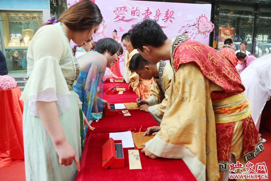 在“月老”的見(jiàn)證下，8名男子簽下代表真摯愛(ài)情的“賣(mài)身契”。