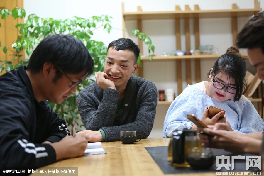 網(wǎng)絡(luò)紅人葉良辰現(xiàn)身浙江臺(tái)州，接受記者的專訪。