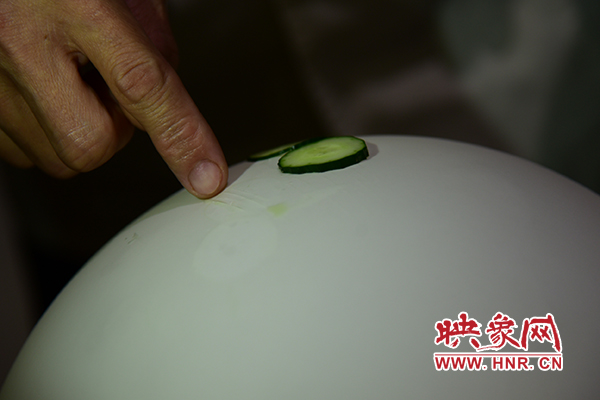 在面團(tuán)氣球上切菜。