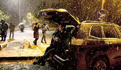 彈琴彈到手指都沒知覺了，還在一首又一首地唱。