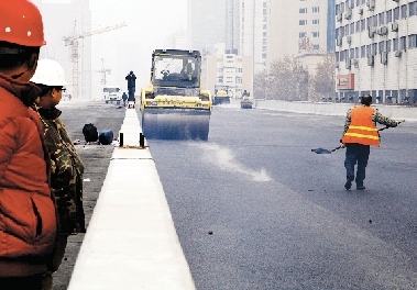 昨日農(nóng)業(yè)路高架第八標段已經(jīng)開始鋪設瀝青。