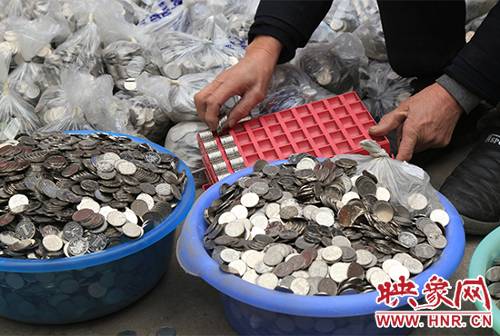 這筆“巨資”大部分已被員工清點好，都是1元硬幣，每500元用一小袋裝起來。