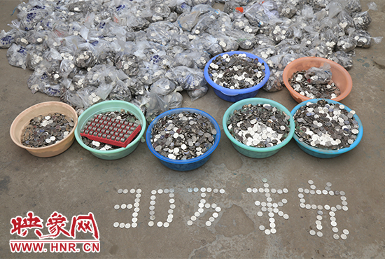 據(jù)負(fù)責(zé)清點“巨資”的張大爺介紹，這筆“巨資”積攢了兩個月左右，有30萬左右，重達(dá)3000多斤。