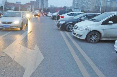 東風(fēng)渠橋上成了停車場(chǎng) 東風(fēng)渠橋上成了停車場(chǎng)