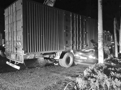 一輛豫A牌照的奧迪車一頭鉆進一大貨車下 一輛豫A牌照的奧迪車一頭鉆進一大貨車下