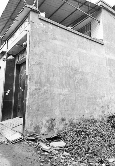 李曉陽跳下來的位置位于家里的二樓平臺(tái)上，距離地面五六米高。