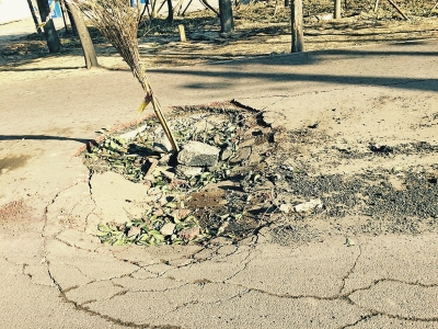 在路面正中間塌陷11平方米，最深處約半米深。