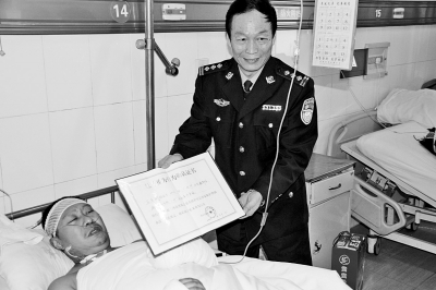 安陽(yáng)三市民阻止行竊受重傷 獲得“見義勇為”認(rèn)定