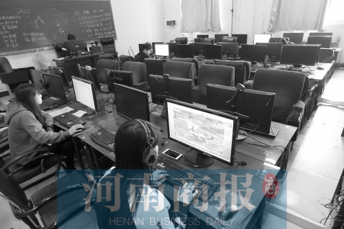 鄭州黃河護理職業(yè)學院的微機室內，一女學生正在打游戲