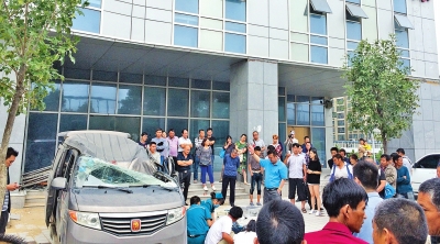 被砸面包車主駕駛室頂部凹陷嚴(yán)重 被砸面包車主駕駛室頂部凹陷嚴(yán)重