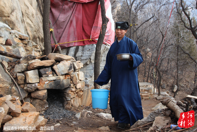 崔道長原籍東北，兩年前還只是一個(gè)普通的農(nóng)民工，領(lǐng)著交往了半年的女朋友，住進(jìn)了工棚。工棚里人員復(fù)雜，一次偶然的機(jī)會(huì)，他發(fā)現(xiàn)女朋友似乎和工頭有染，求證的過程中，挨了揍。