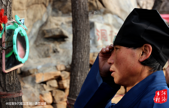 在一個(gè)下著雨的傍晚，他的行李被兩個(gè)五大三粗的壯漢，扔出了工棚。他于是一路南下，沿路打聽著少林寺，來到登封，打算學(xué)得一兩手功夫，回去報(bào)仇。在少林寺附近徘徊數(shù)日，因無人引薦，花光了身上所有的錢，也沒能進(jìn)入少林寺。