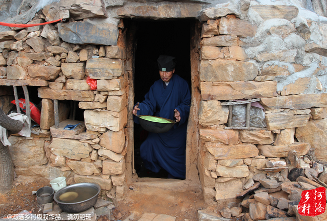老崔走投無路中，跟著一個(gè)在嵩山后山修行的道士上了山，找了個(gè)半山腰前人堆砌出來的石屋安身。