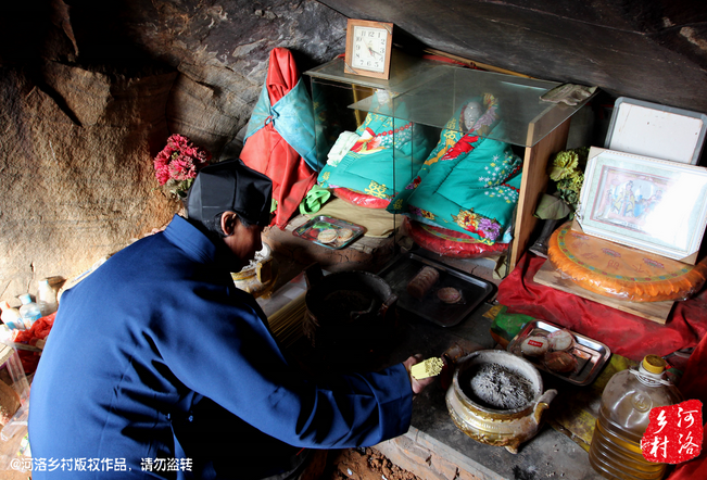 山上很少見到陌生人，所有的出家人也都有自己的生活。誦經(jīng)焚香，成了老崔的日常。