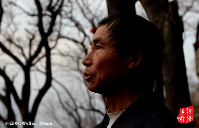 不過老崔對(duì)鄰居卻有著十分的不屑，平日里他們的生活，主要是自己種植的蔬菜和野菜，偶爾有山下香客的供奉。而鄰居卻經(jīng)常揀一些驢友丟棄的物品，飲料瓶，塑料紙，或者其它的物品。