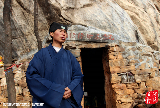 在這個(gè)山洞住多久，他沒有時(shí)間表，他說要看自己的內(nèi)心，修行夠了就離開，如果需要繼續(xù)修行，就從這里“安老病死