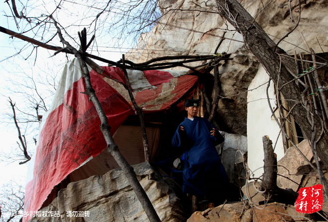 那個(gè)打斷老崔肋骨的道友搬走了，此刻半山腰只剩下老崔一個(gè)人，除了山下的香客，也只有偶爾登山的驢友路過。老崔一副面帶微笑的慈祥模樣，也贏得香客好感，有山下香客邀請(qǐng)他春節(jié)下山過年，老崔有些糾結(jié)，對(duì)于香客的邀請(qǐng)，是去還是不去呢？