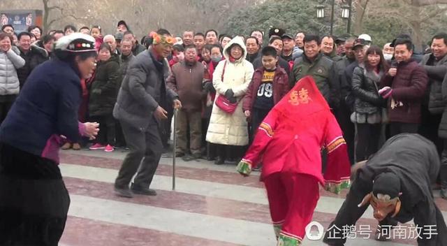 洛陽大叔扮豬八戒 一個(gè)動(dòng)作令人臉紅