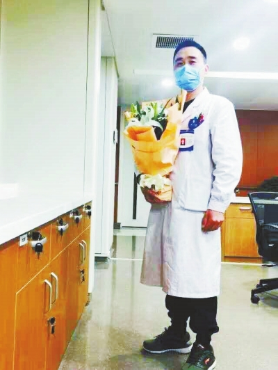 王運明時常收到患者送來的花束，談起救人，他說都是身為醫(yī)生應(yīng)該做的。