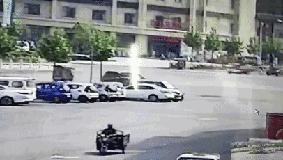 然而，這起看似簡單的交通事故，接下來發(fā)生的事兒，卻讓人感到驚奇。