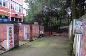 緊挨鐵山坪基地，有一條“迷你”街道，雖然簡陋，但尚未拆去的店鋪名稱顯出了曾經(jīng)的“繁華”。組圖/記者倪志剛