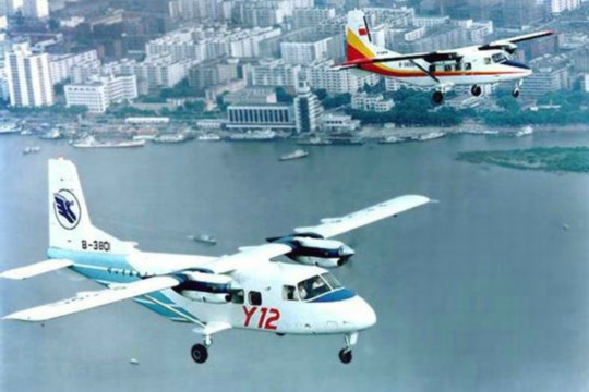 資料圖：中國(guó)運(yùn)-12空中飛行。