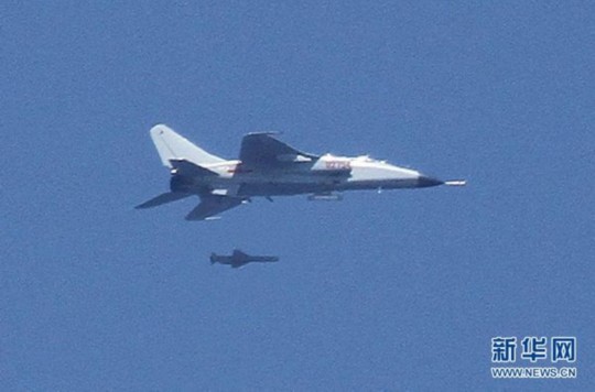 資料圖：中國(guó)飛豹戰(zhàn)機(jī)發(fā)射導(dǎo)彈，精確打擊海上目標(biāo)。