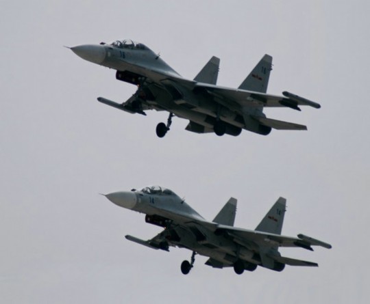 資料圖：解放軍蘇-30戰(zhàn)機(jī)編隊(duì)飛行。