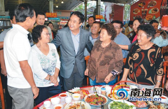 1月1日，省委書記、省人大常委會主任羅保銘在三亞調(diào)研。圖為在三亞春園海鮮大排檔，羅保銘來到用餐的游客中間，了解他們在三亞的旅游感受，并認真聽取大家的意見和建議。本報記者 王凱 攝