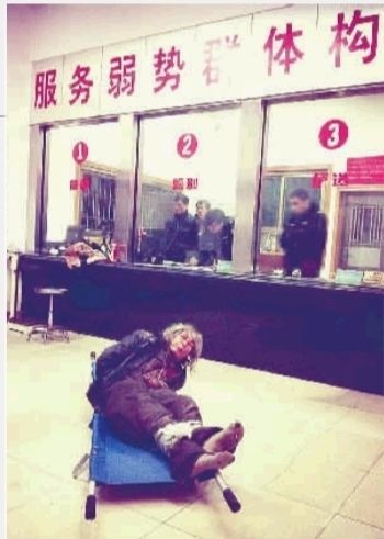 1月7日23點(diǎn)50分，長(zhǎng)沙市救助管理站大廳，一名老年流浪者躺在擔(dān)架上，無(wú)助地看著記者。