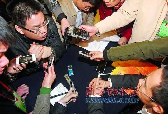 咨詢問政會上，記者的錄音設備遍布臺面。南都記者 馮宙鋒 攝