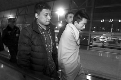 昨日，首都機場，跨國綁架勒索團伙首犯中國籍男子奚某被押解回國。新京報記者 尹亞飛 攝