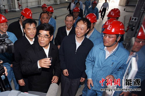 中石化董事長(zhǎng)考察污水處理拿起半杯處理水喝盡 中石化董事長(zhǎng)考察污水處理拿起半杯處理水喝盡