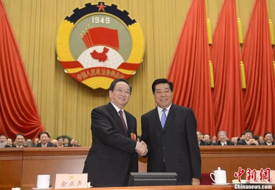 3月11日下午，全國(guó)政協(xié)十二屆一次會(huì)議在北京人民大會(huì)堂舉行第四次全體會(huì)議，俞正聲當(dāng)選政協(xié)第十二屆全國(guó)委員會(huì)主席。圖為政協(xié)第十一屆全國(guó)委員會(huì)主席賈慶林和俞正聲握手，表示祝賀。中新社發(fā) 廖攀 攝