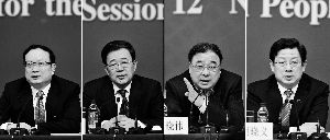 昨天，國務(wù)院深化醫(yī)藥衛(wèi)生體制改革領(lǐng)導(dǎo)小組辦公室負(fù)責(zé)人王保安、孫志剛、馬曉偉、胡曉義（從左至右）就“醫(yī)藥衛(wèi)生體制改革”有關(guān)問題回答記者提問。記者王鵬/攝