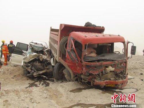 新疆吐和高速公路兩車相撞致3死1重傷(圖) 新疆吐和高速公路兩車相撞致3死1重傷(圖)