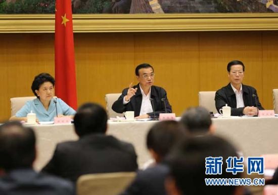 　5月13日，國(guó)務(wù)院召開(kāi)全國(guó)電視電話會(huì)議，動(dòng)員部署國(guó)務(wù)院機(jī)構(gòu)職能轉(zhuǎn)變工作。中共中央政治局常委、國(guó)務(wù)院總理李克強(qiáng)發(fā)表講話。 新華社記者劉衛(wèi)兵 攝