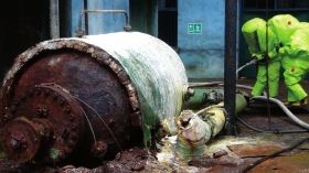 5月19日，中鹽湖南株洲化工集團(tuán)有限公司廠區(qū)，消防戰(zhàn)士穿著重型防化服對泄漏點及周圍進(jìn)行處置。圖/讀者高先生